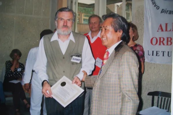 А. Орбито вручил сертификат хилера, 1998 г.